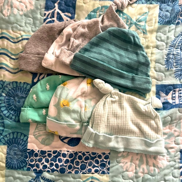 Seven newborn hats - Picture 1 of 1
